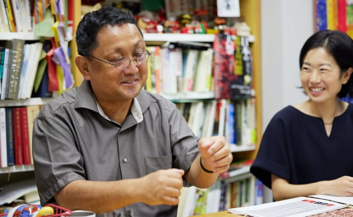 獅子舞の動きを再現する久保田氏