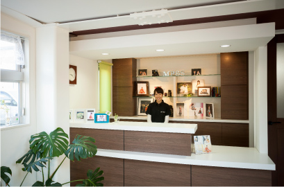 白の壁面と明るい木目でコーディネイトされたおしゃれな雰囲気のインテリア。