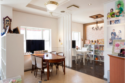 写真セレクトスペース。写真選びの時は馬場氏曰く「お客さまは、基本、ほったらかし」だそうだ。「積極的な売り込みをすることでお客さまに嫌な想いをしてほしくないから自由に選んでいただいています。」