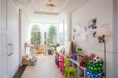 白を基調とした店内。カラフルな小道具たちが楽しい雰囲気を演出している。