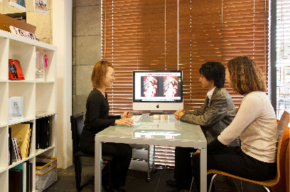 プレゼンスペースは1階に2ヶ所。プレゼンは専門のスタッフが行う。