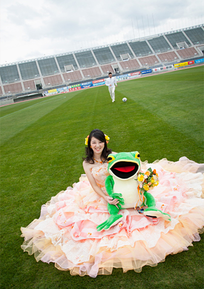 愛媛FCのサポーター二人。ニンジニアスタジアムで前撮りするのが夢。その夢を叶えた一枚です。