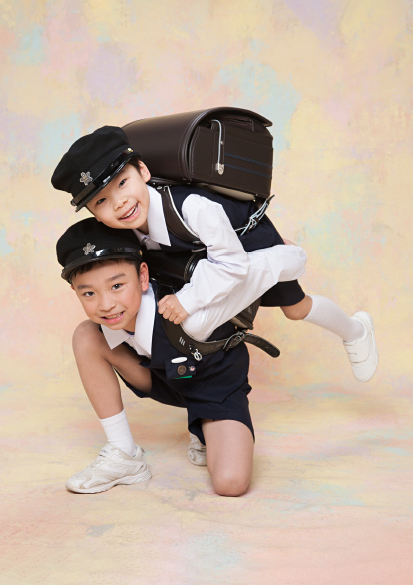 お兄ちゃんと同じ小学校に行けるようになって大喜びの弟さん。