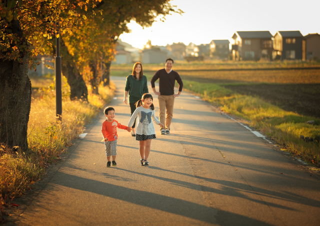 毎年、家族写真を撮らせていただいているご家族様です。今年は、アトリエのすぐそばをお散歩しながら、撮影しました。キラキラした日差し、長い影、心に染み入るような情景が記憶に残ります。そして何気ない日常の素晴らしさを気づかせてくれます。毎年撮影されるお客様の多くは、結婚記念日やお子様の誕生日などの記念日に撮影されることが多いものです。けれど、ロケで撮影するなら、撮影する季節や時刻、場所は、毎年変えてみるのもいいかな、と思います。このご家族様のように。