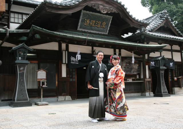 「一度は行きたい温泉」で第一位の道後温泉。温泉入浴施設としては唯一の国の重要文化財での前撮り。