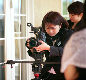 写真：女性スタッフによる撮影シーン2