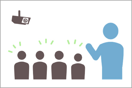 先生とこどもたちが話している様子をネットワークカメラで見守っている