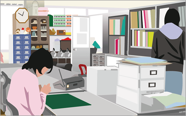 事務室で職員が事務作業している